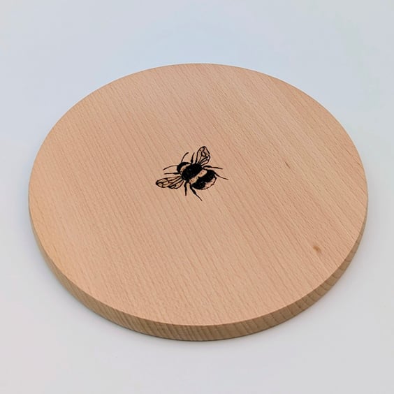 Bee wooden chopping board or serving board, pyrography, gift for a bee lover