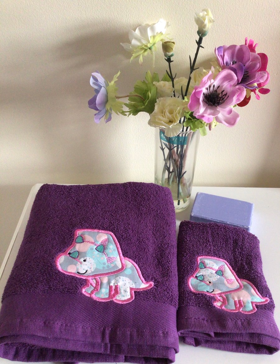 Dinosaur appliquéd towel and flannel set  purple.