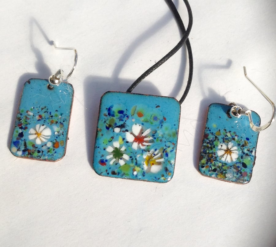 Floral enamelled pendant and earrings set