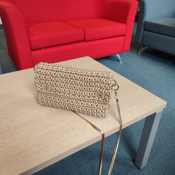 Hand-crocheted Bag in Beige, exchangeable strap handle and golden chain
