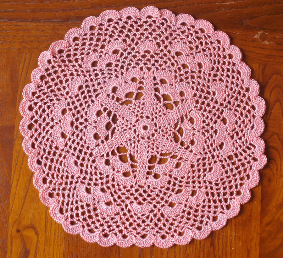 LOVELY CROCHET DESIGN in DEEP PEACH COTTON - SINGLE DOILY SCALLOP DESIGN - 23cm