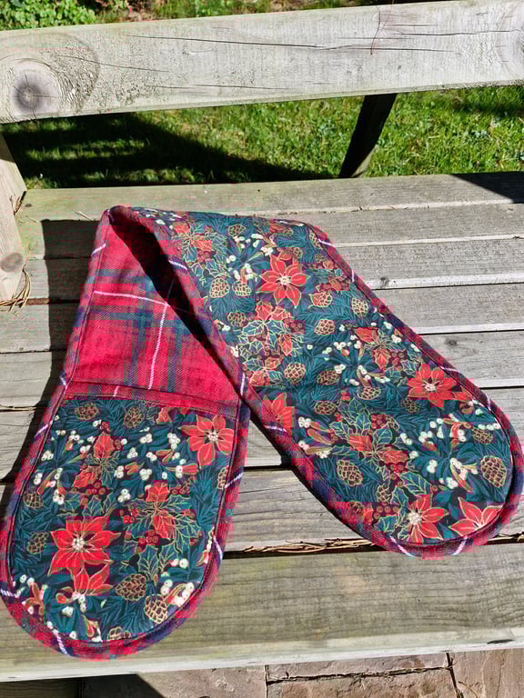 Beautiful traditional Christmas patterned oven gloves