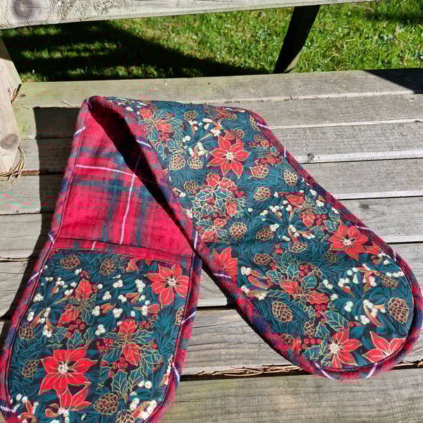 Beautiful traditional Christmas patterned oven gloves