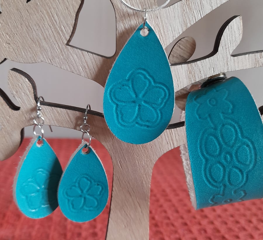 Turquoise Leather De-Bossed Cuff, Earrings and Necklace Set. 