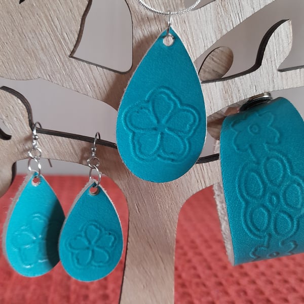 Turquoise Leather De-Bossed Cuff, Earrings and Necklace Set. 