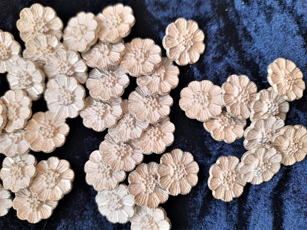 18mm white and light gold flower shank metal buttons