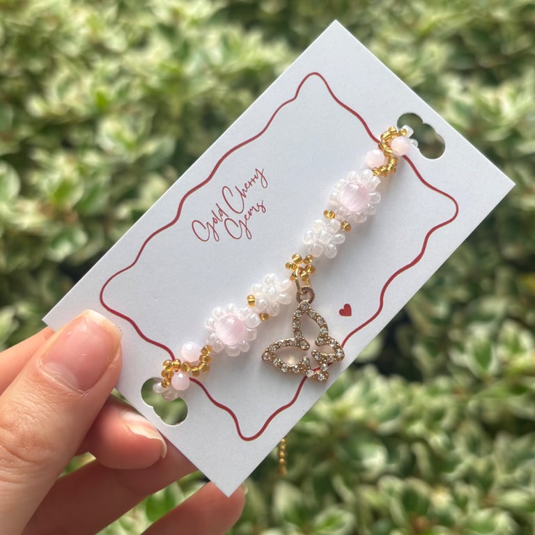 Delicate Pink Daisy Bracelet - Butterfly Charm - Fairycore Jewellery