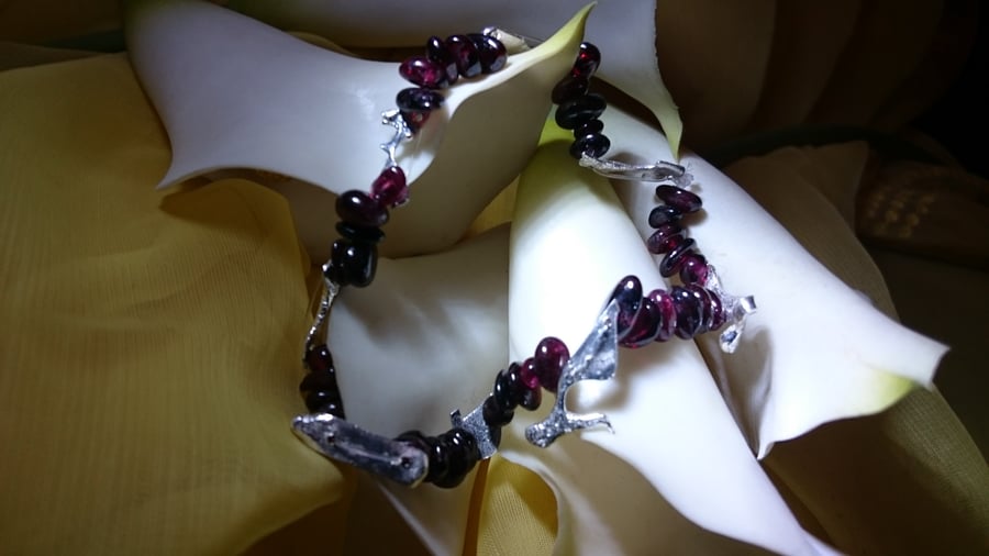 Garnet and melted silver elasticated bracelet