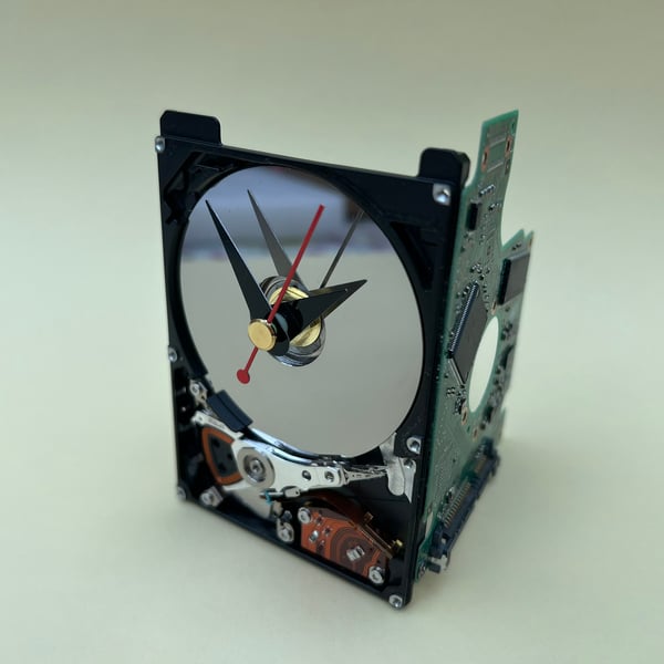 Recycled Hard Drive Desk Clock: Eco-Friendly Tech Gift