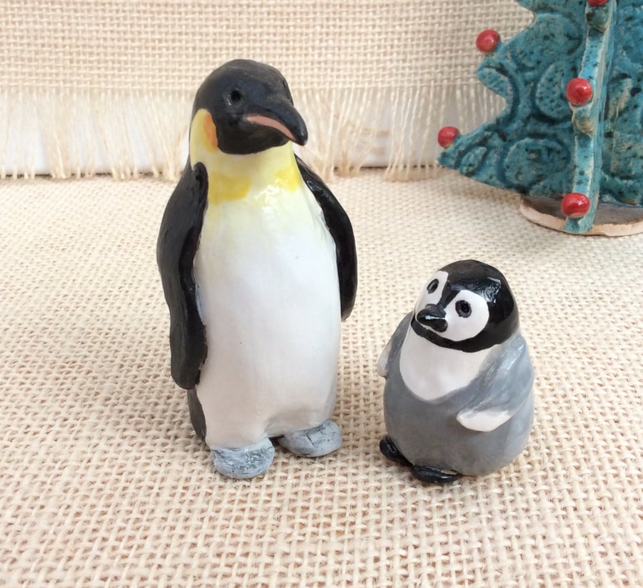 Penguin sculptures: parent and baby emperors, Collectible ceramic birds, 2t