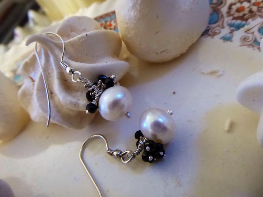 Earrings in sterling silver with cultured baroque pearls and black spinel gems
