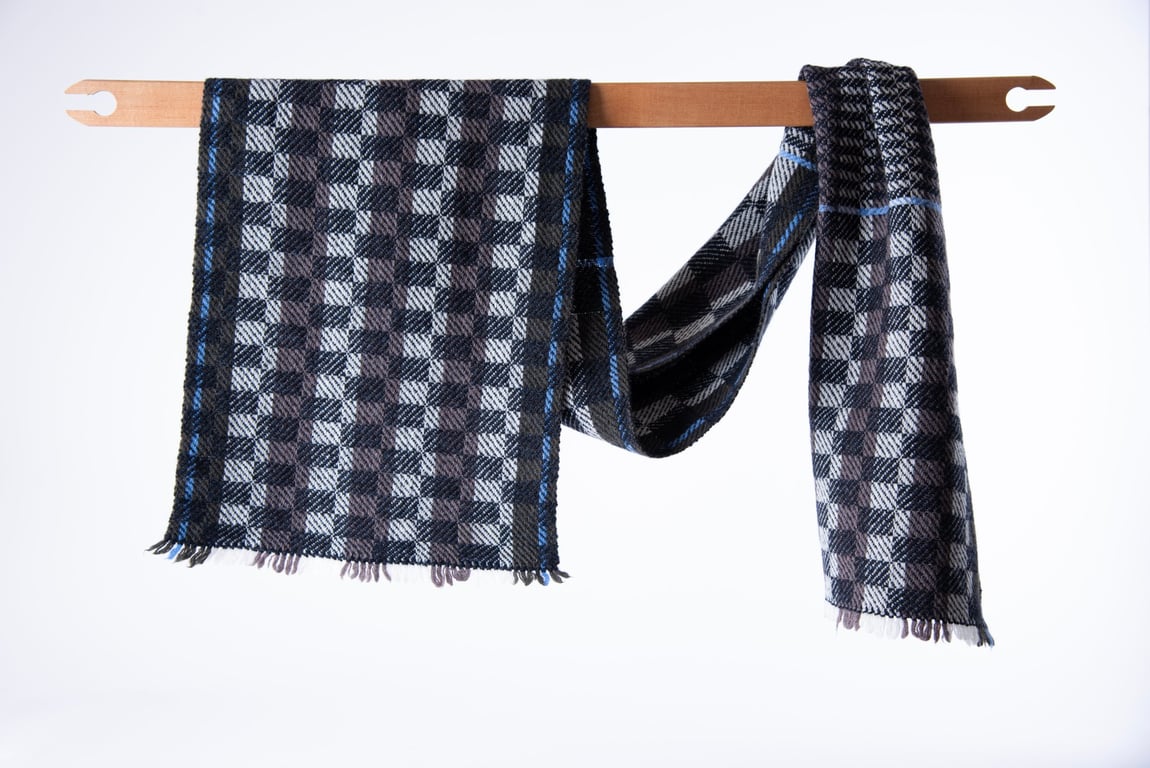 Lush lambswool scarf - Charcoal offset blocks