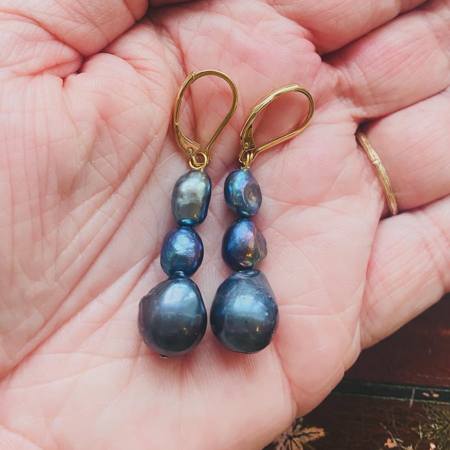 Baroque pearl earrings - blue-grey - BPE04