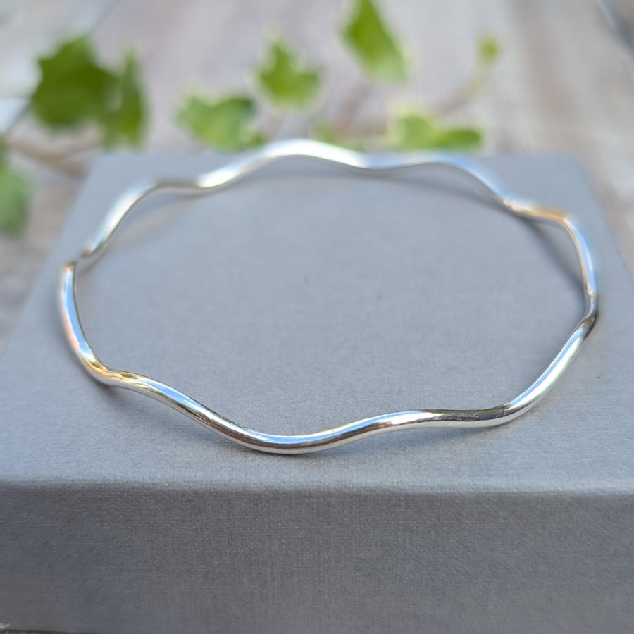 Sterling Silver Wavy Round Bangle - JBJ5010