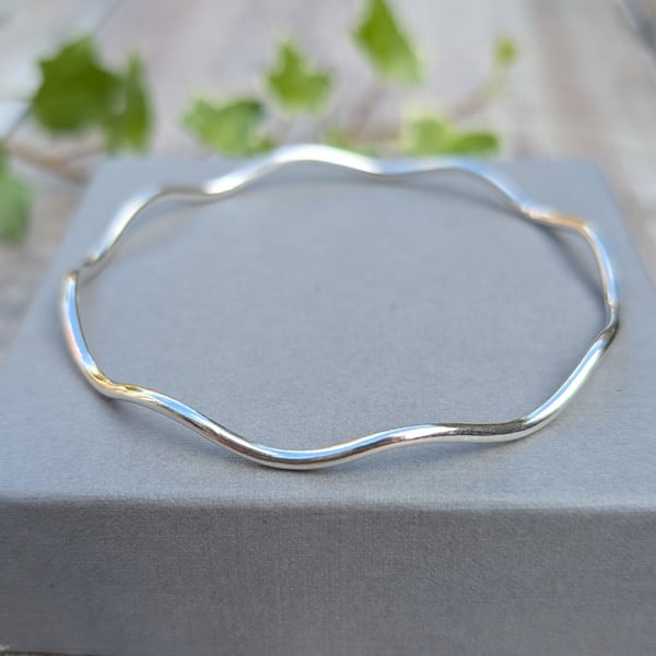 Sterling Silver Wavy Round Bangle - JBJ5010