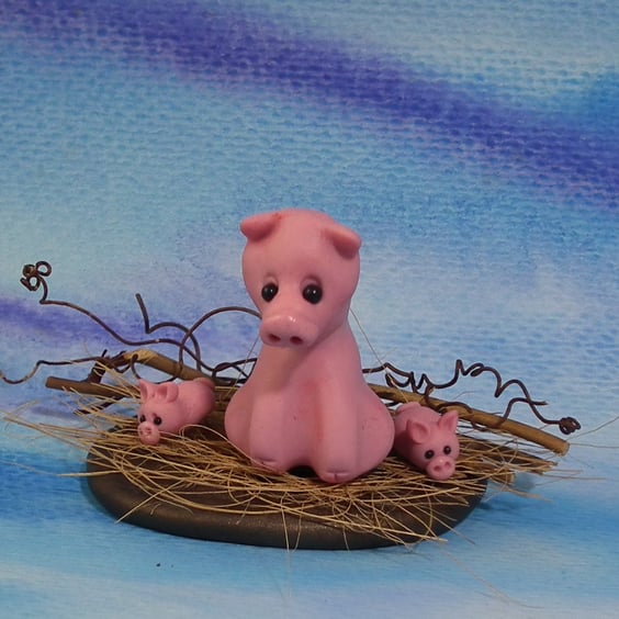 Tiny Pig 'Pansy' with two tiniest fingertip piglets on tableau OOAK Sculpt