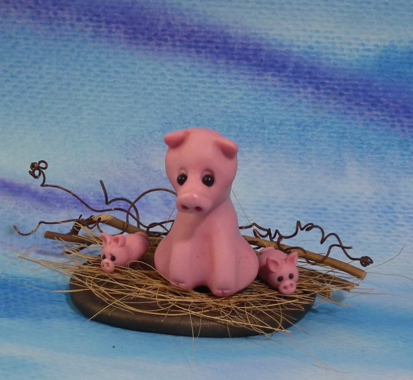 Tiny Pig 'Pansy' with two tiniest fingertip piglets on tableau OOAK Sculpt