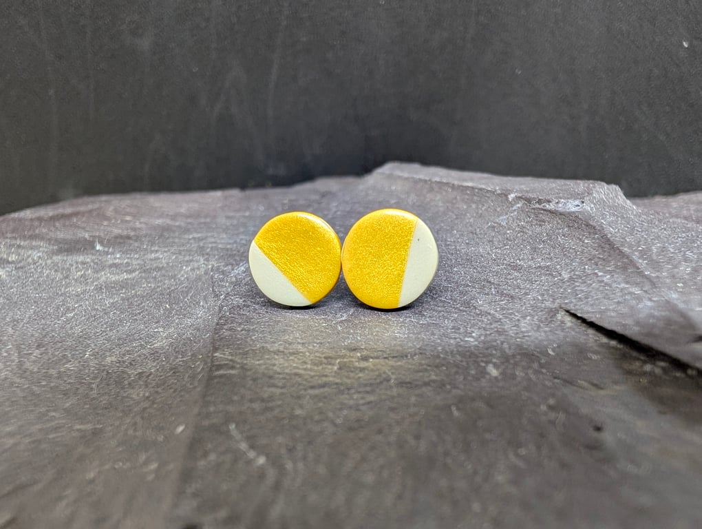 Elegant yellow stud earrings 