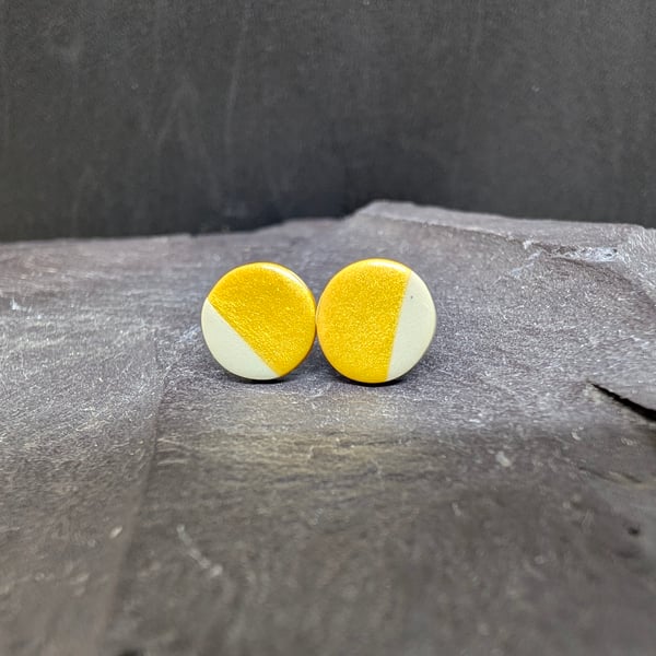 Elegant yellow stud earrings 