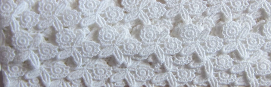 1 metre white lace flower and leaf trim