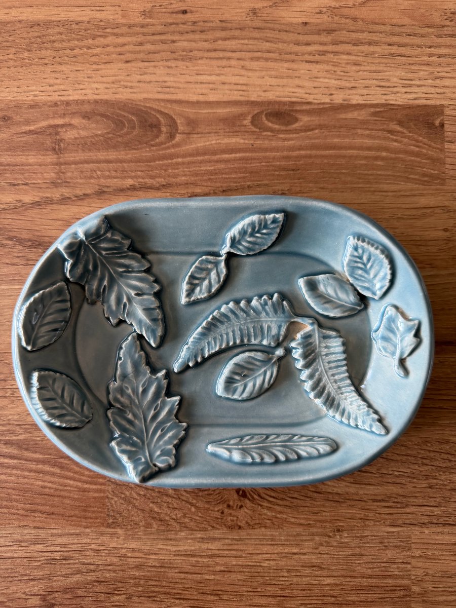Ceramic oval leaf dish   slight imperfection