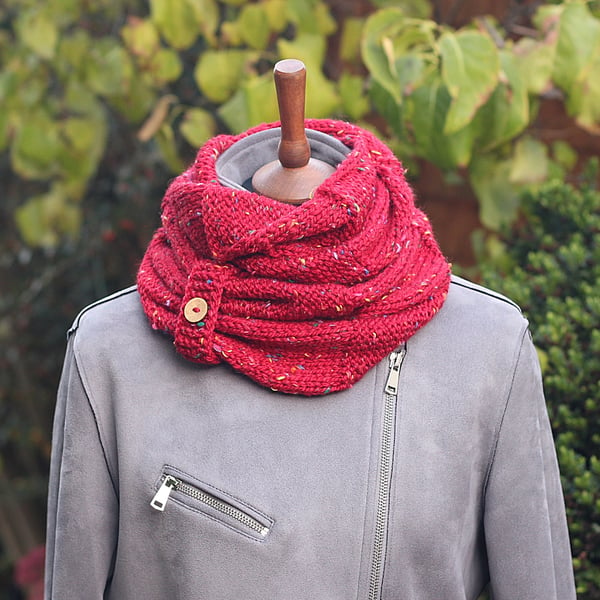 SCARF knitted infinity loop scarf, chunky red tweed with multicolor speckles 