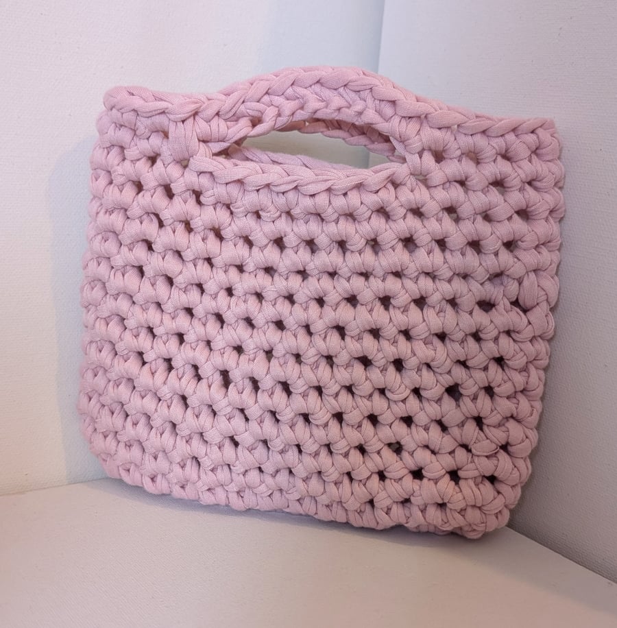 Handmade crochet bag made with pink t-shirt yarn 