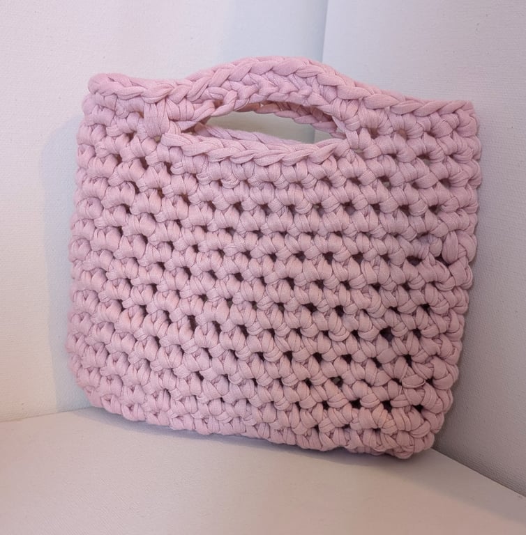 Handmade crochet bag made with pink t-shirt yarn 