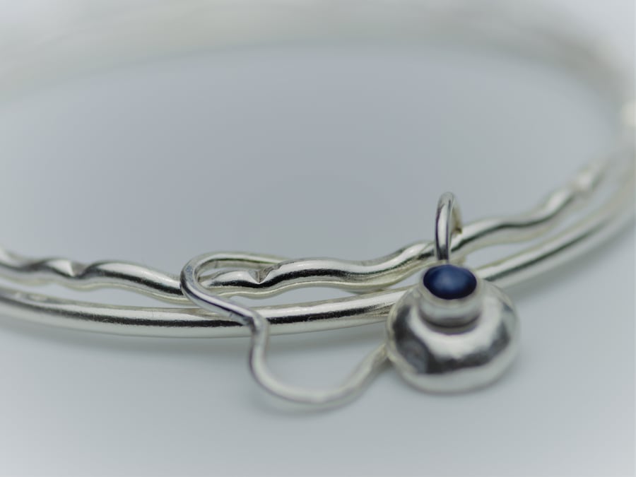 DOUBLE WAVE BANGE WITH STONE SET PEBBLE AND CHARM