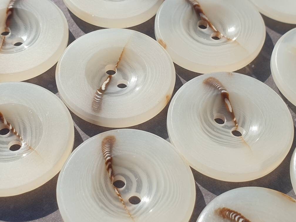 25mm 1" 40L Polyester HORN Buttons Flat matt edge with shiny centre x 6