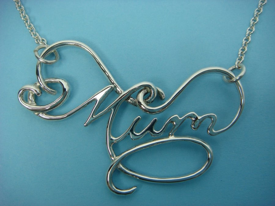 Mum pendant. Flourished handwritten wordname pendant in sterling silver.