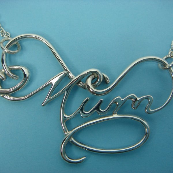 Mum pendant. Flourished handwritten wordname pendant in sterling silver.