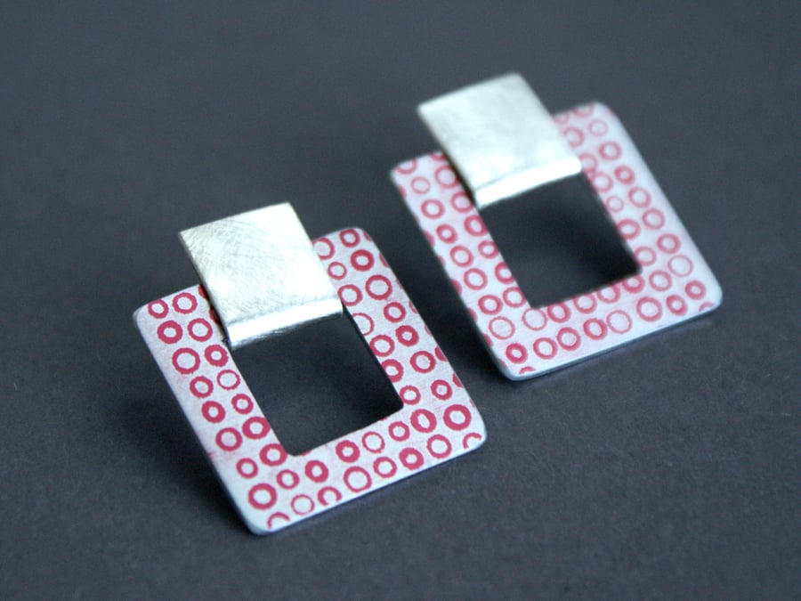 Colour pop square studs red