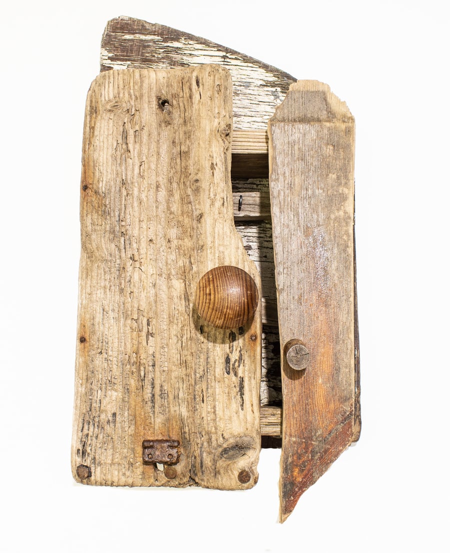 Rustic reclaimed driftwood key hanger box