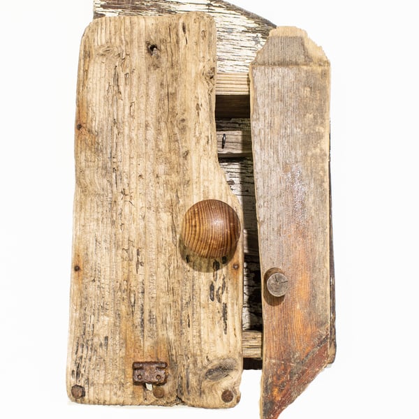 Rustic reclaimed driftwood key hanger box