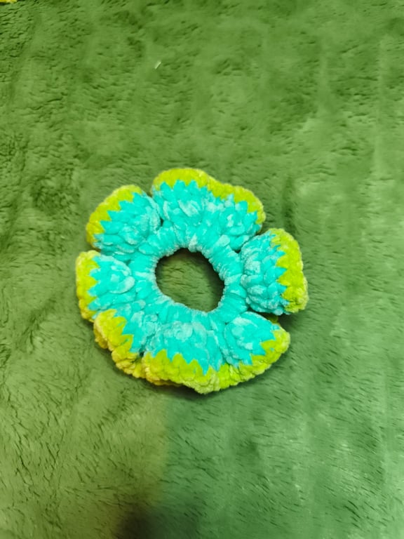 Spearmint with Avocado Trim Medium Scrunchies Hair Tie