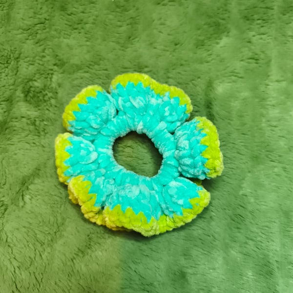 Spearmint with Avocado Trim Medium Scrunchies Hair Tie