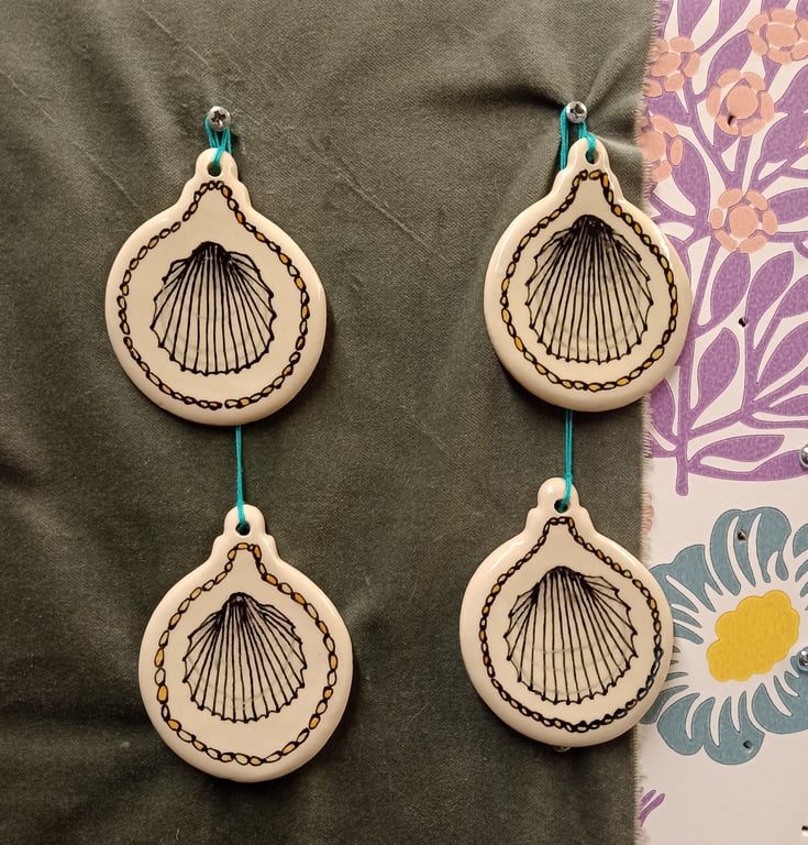 Hanging decorations - 4 queen scallop shells