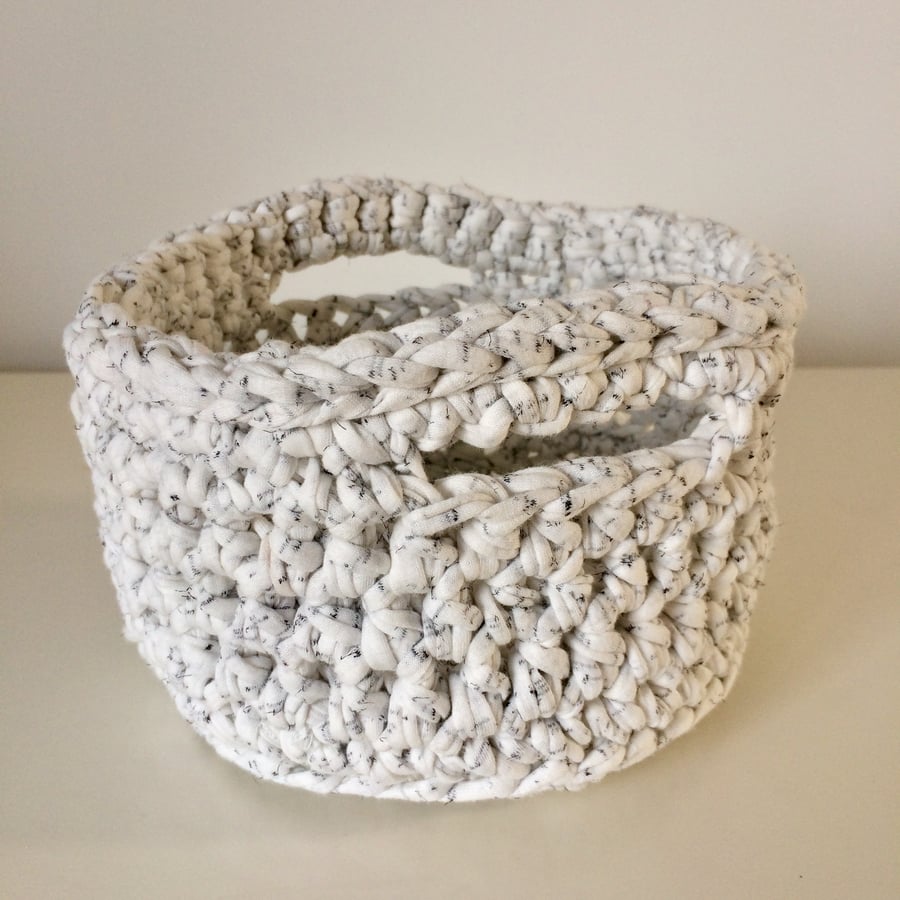 Crochet basket - cream speckled 
