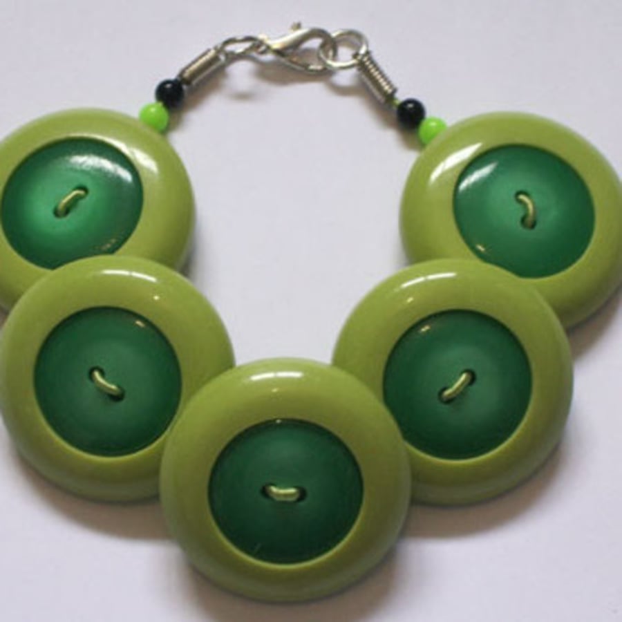 Chunky round green button bracelet