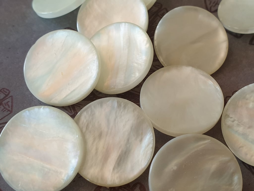 7 8" 23mm 36L Polyester Pearl Shank Buttons Rare now x 4 Buttons