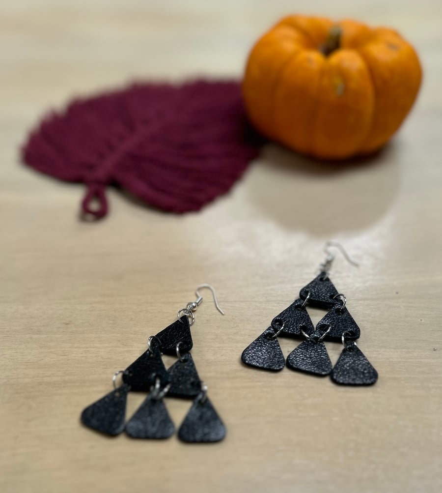 Leather chandelier earring in black