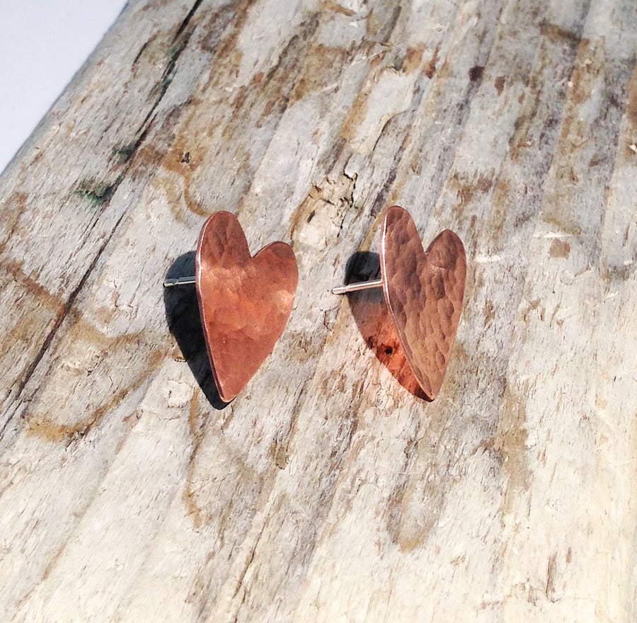 Hammered Copper Heart Stud Earrings (ERCUSTHT2) - UK Free Post