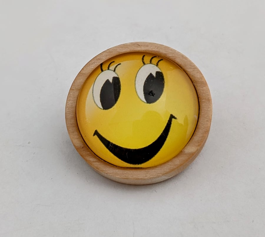 Emoji brooch in wooden setting 007