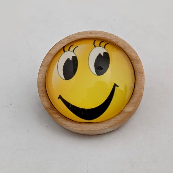 Emoji brooch in wooden setting 007