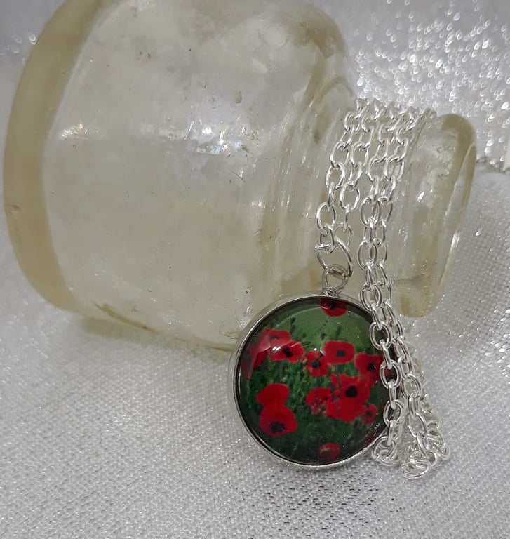 NL271 Poppy pendant with 18" chain