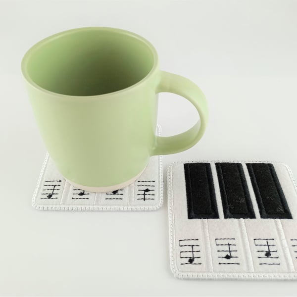 Piano keys coasters - Set of two piano keyboard coasters with musical notes