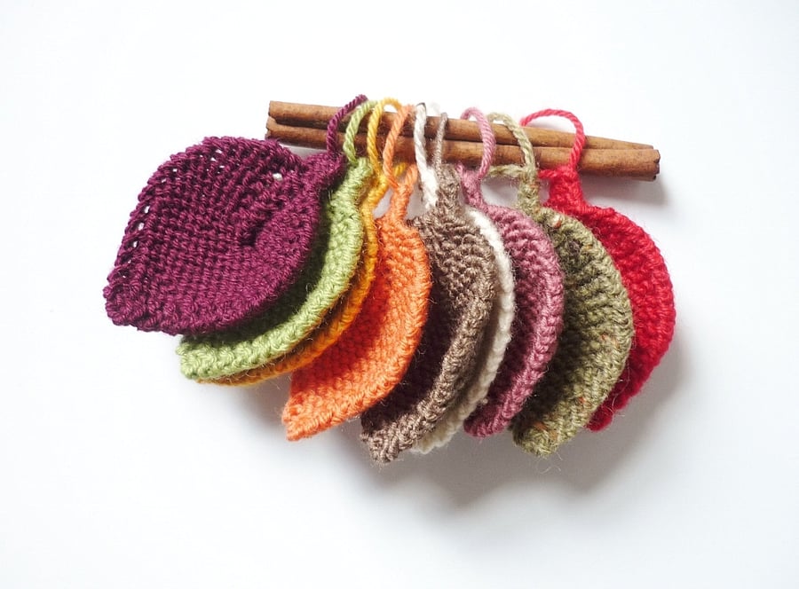 Leaves hanging ornaments - Nursery decor - Party favours