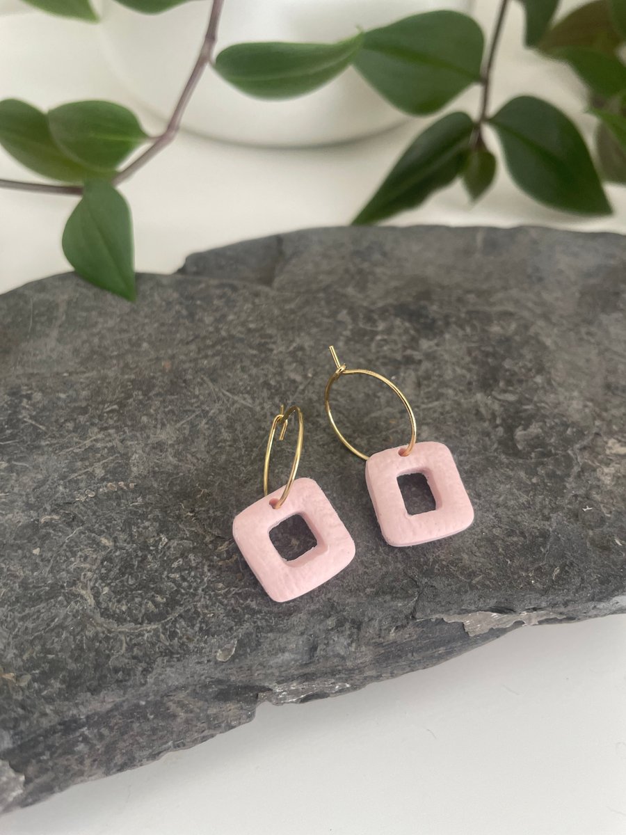 Small hoop earrings with detail