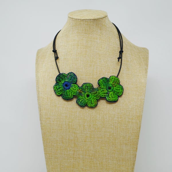 Ivy - crochet flower necklace in green and blue